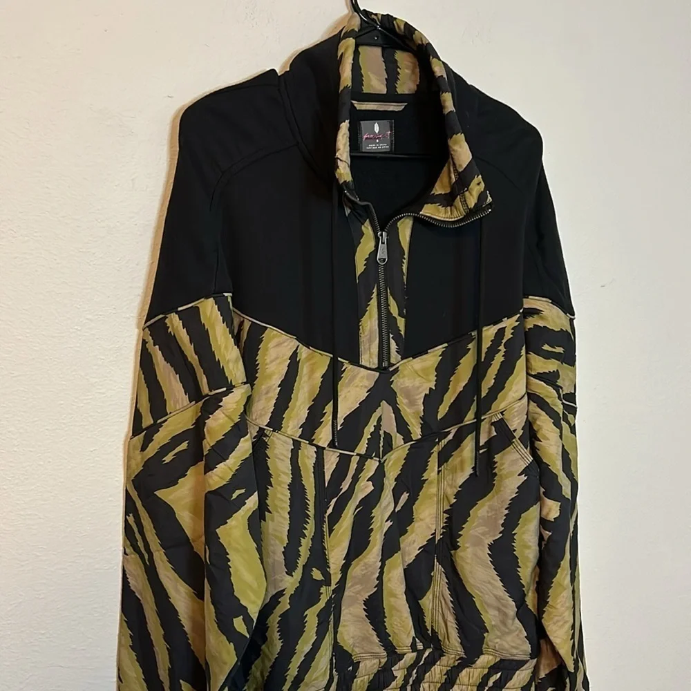 FP Movement Walk the Line pullover, women’s size Small. Olive/black.
